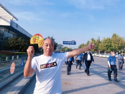 67歲老人圓夢東方時尚駕校老年班,順利報(bào)名摩托車駕照考取摩托車D本