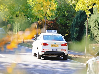 東方時尚駕校教你會車超車注意事項有哪些?