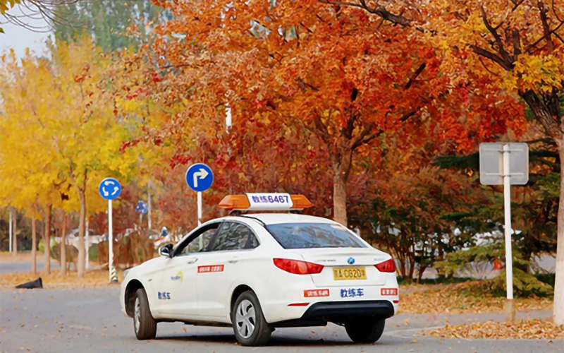 東方時尚駕校教你學習側方停車技術要點